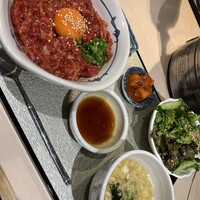 牛刺しと焼肉 仔虎 クリスロード店 - ユッケ丼(並)