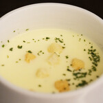 QUONS - ランチセット 1500円 のコーンポタージュ