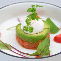 マーサーブランチ テラスハウス - ブランチコース 3000円 のサーモンのタルタルとアボカドとポーチドエッグ ディルソース