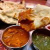 ボンベイカフェ - ナンに付けたバターチキンカレー