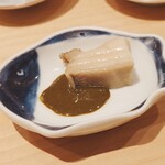 鮨 尚充 - 肝醤油でいただく鮑