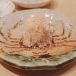 鮨 尚充 - 器のデザインに合わせて盛られた大胆な毛蟹