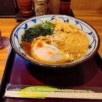 若菜そば - 月見そば470円 きざみ、わかめ付きでも高くなった。