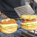 Yasuda Burger - サルサチーズバーガー調理風景。