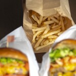 Yasuda Burger - 奥：フライドポテト500円、左：サルサチーズバーガー（1,450円）、右：サルサチーズバーガー＋100%ビーフ肉（1,450円＋450円）。