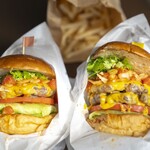 Yasuda Burger - 左：サルサチーズバーガー（1,450円）、右：サルサチーズバーガー＋100%ビーフ肉（1,450円＋450円）。