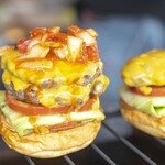 Yasuda Burger - サルサチーズバーガー調理風景。