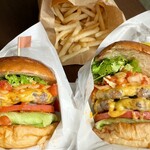 Yasuda Burger - 左：サルサチーズバーガー（1,450円）、右：サルサチーズバーガー＋100%ビーフ肉（1,450円＋450円）、奥：フライドポテト500円。