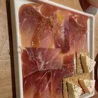 VIRGO 銀座 - カマンベールチーズのカナッペ　スペイン産生ハム