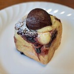 アッシェガノ - ケーキのようなパンのような栗とカシス