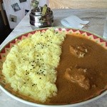 アールティーズ・インディアン・カフェ - チキンカレーらいすです、ライスは、ターメリック