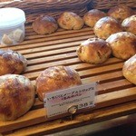 zacro - 手前の丸いパンがもっちりパン