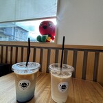 SIP HOK THAI CAFE - アンチャンバニラカフェラテ 517円　ティラーナンカフェラテ 462円