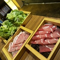 しゃぶしゃぶ・創作料理居酒屋 豚吟 栄店 - 新鮮なもりもりレタス