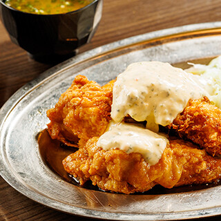 ボリューム満点！ランチタイムは「チキン南蛮定食」をご用意