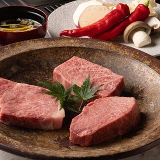 選任の職人が目利きした最高品質の神戸牛を一頭買い