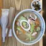 269446975 - ちゃんぽん。麺が見えないくらい具がどっさり。