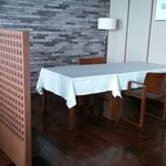 Azuro - 窓際と反対側のテーブル席
