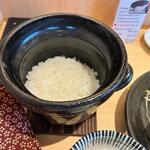 とんかつ神楽坂さくら - ご飯は新潟県産のこしいぶきを使った土鍋炊きのご飯。