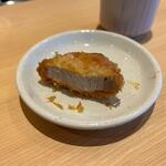 とんかつ神楽坂さくら - 最初は塩でいただいてみましたがお肉はきめが細かく柔らかい旨味のある豚肉でした。

ソースも利用しましたが私は甘口ソースが好みでした。