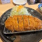 とんかつ神楽坂さくら - カツは衣のサクサクとした食感が心地良いカツ。