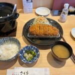 とんかつ神楽坂さくら - 暫くするとお願いしたハーブ三元豚ロースカツランチ１２５ｇ９９０円の出来上がりです。