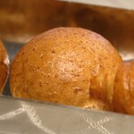 269452618 - 全粒粉とクロワッサン