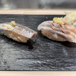 札幌魚河岸 五十七番寿し - 右がニシン　骨が気にならない。左がイワシの漬け