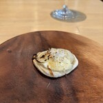 レストラン リッシュ - アミューズ　玉ねぎとシラスのピザ