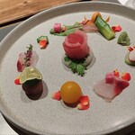 おとぎの宿米屋 - マグロの切り身でバラをイメージ