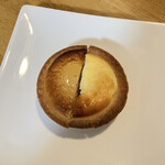 BAKE CHEESE TART Ekie Hiroshima Ten - プレーンのチーズタルトとキャラメルタルトの半分カットそれぞれを並べてみた（笑）