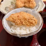 お食事処 楽 - ご飯茶碗に乗せてもこの大きさ！