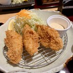 お食事処 楽 - 大粒のカキフライが3個