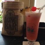 バー・バーンズ - @Singapore Raffles Hotel LONG BAR 、HotelとBAR改装中^^;