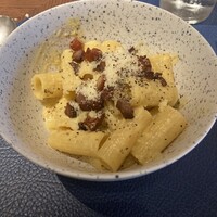 Gallery11(ホテルインディゴ東京渋谷) - メイン:リガトーニカルボナーラ-自家製スモークベーコン→パスタでは珍しく、どんぶりで提供。しっかりとした味付けで、ベーコンがかりかりして美味しいです。