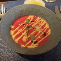 Gallery11(ホテルインディゴ東京渋谷) - 前菜:ビーツと生姜のブルーテ-ソイミート唐揚げカレー風味、ヨーグルト
                    →名前からさ何の料理か全く分かりませんが、、スープw。赤と黄色が映える印象