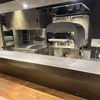 名物釜焼き料理が眺めながら食事が出来るカウンター・テーブル