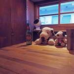 ヤムチャパパ - 今日はお友だちとのお食事会だったので
                                こちらの２階席を貸し切りにしていただきました。
                                窓際もカウンター席になるみたいだね。
                                 
                                ちびつぬ
                                「みんなでいろいろ注文したの～」