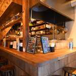 ヤムチャパパ - 店内１階のカウンター8席。
      ウッディでとってもいい感じだね。
      奥に見える階段で２階席に。※写真はお店のHPから拝借