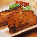 ヤムチャパパ - 大根餅。おこげになってるところが
      カリッとして特に美味しい
      桜えびの風味が少しするかな？