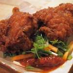 ヤムチャパパ - 鶏唐揚げ。
      サクサクして絶妙な揚げ加減です。
      タレがおいしい～