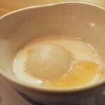 ヤムチャパパ - 杏仁ミルクのゴマ団子。
      〆のデザートも充実だよ。
       
      ちびつぬ「女子はこういうのに弱いのよね～」
      ※ちびつぬは男子です