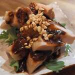 ヤムチャパパ - 蒸し鶏。よだれ、ネギ、ゴマの
                                3種類から選べるので、よだれに。お店の方の説明では、よだれのタレは約20種類の
                                香辛料や調味料を使っているそう。