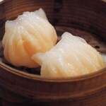 ヤムチャパパ - 名物生えび餃子。お店の方におすすめをたずねたら
      これが一押しなんだとか。
       
      うん！これは美味しい。
      今まで食べたえび餃子の中で一番です。