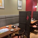 博多もつ鍋やまや - 各テーブルはパーテーションで仕切らせて頂いております。