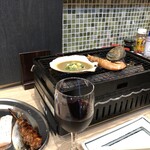 浜焼き団 - 赤ワインでカンパイ。