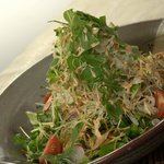 きりの屋 - 新鮮な地元野菜を使ったサラダ