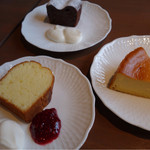 菓音 - 奥 チョコレートケーキ　左 レモンのパウンドケーキ　右 ベイクドチーズケーキ