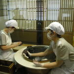 赤福 本店 - 赤福を作る店員さん。2人の息はぴったり。