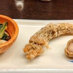 和食処 大ばん - お通し三種盛り(シメジと小松菜のお浸し、メヒカリの唐揚げ、亘理産落花生の塩茹で)